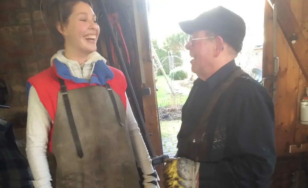 Julian und Teilnehmer beim Messer schmieden im Schmiedekurs